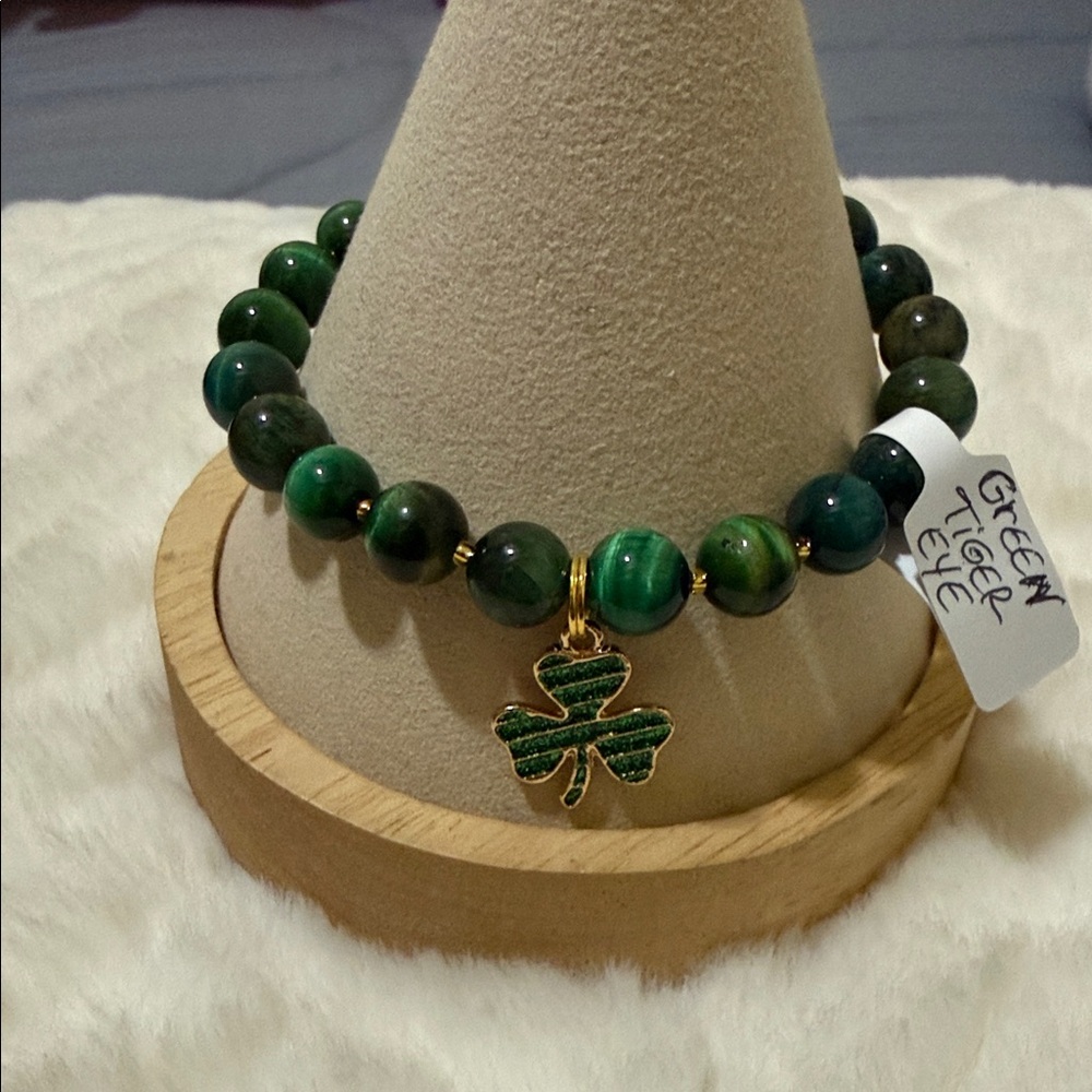 🆕 Beautiful Green Tiger Eye Bracelet with Clover Charm